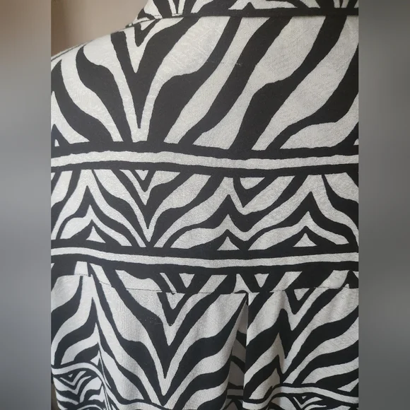 XL Zebra Print Jane + Delancey Button Blouse - Picture 3 of 8